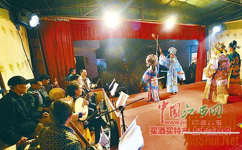 剧团在溪口镇陈坊村演出。