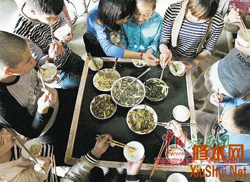 剧团小演员简单的午餐。
