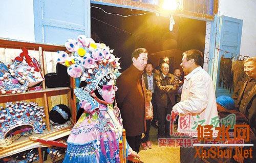 来自北京的戏曲研究专家赵羽(前中)在剧团调研。